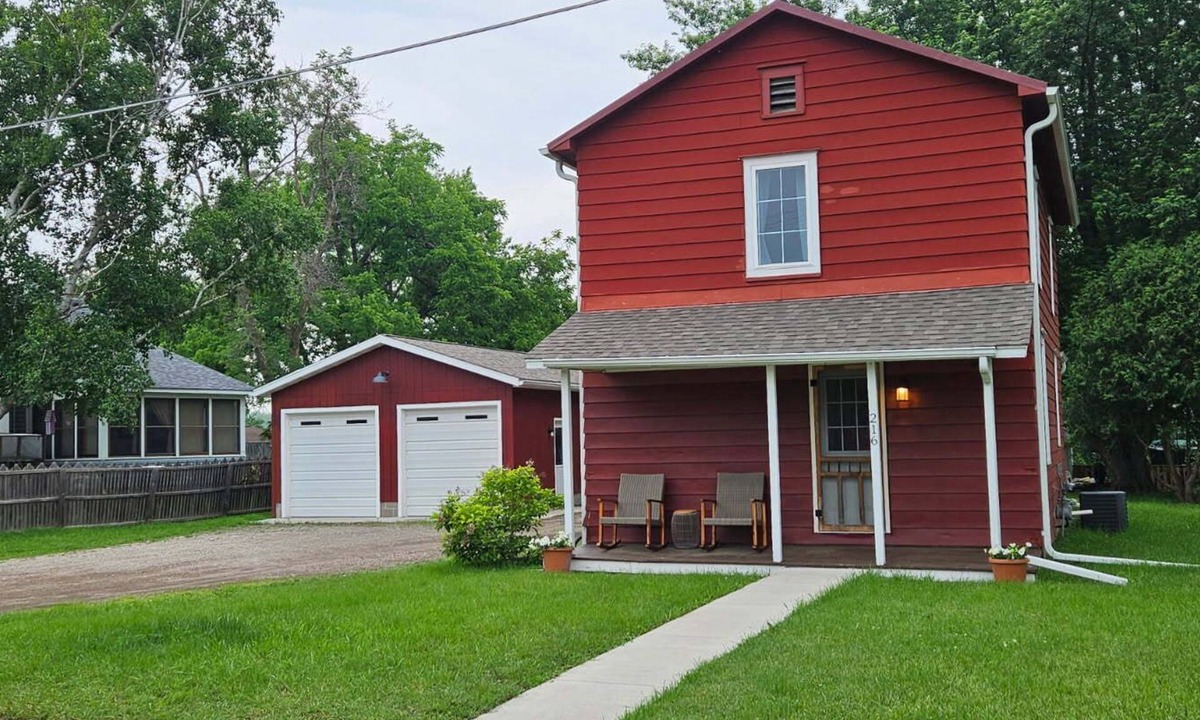 Norwood House | Cozy, convenient, pet friendly, wifi, covered porch, firepit & yard! Sleeps 6
