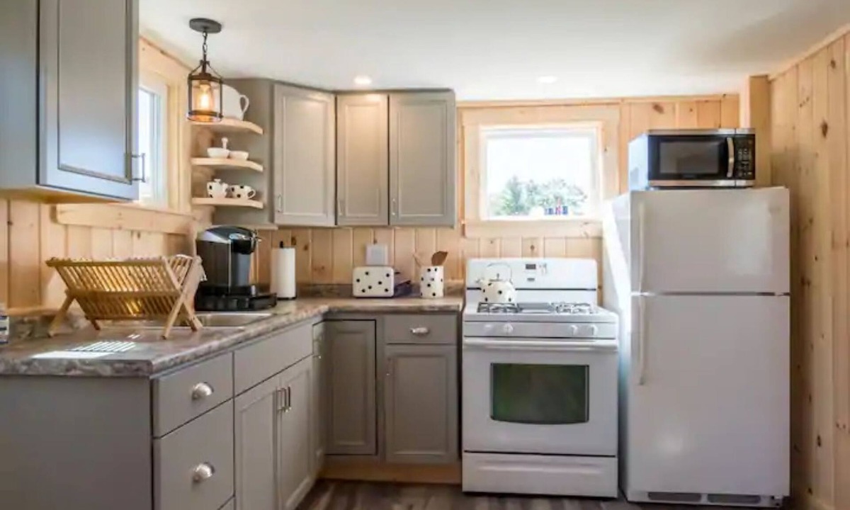 Freeport Cottage | Cozy Cottage in the heart of Freeport - 5 minute walk to outlets