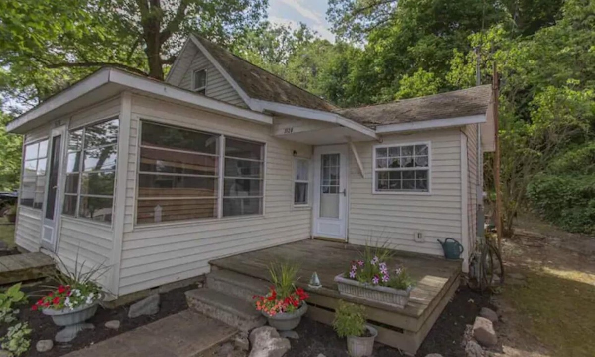 Angola Cottage | Cozy Cottage on Crooked Lake First Basin