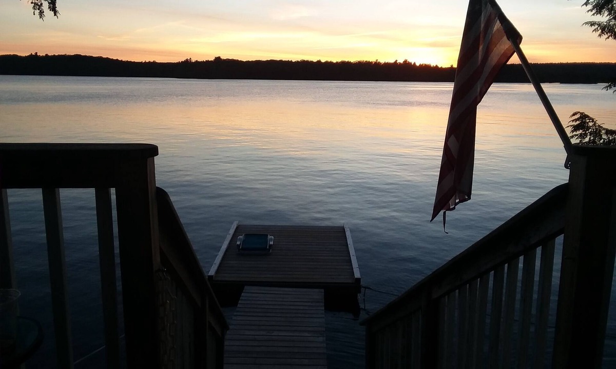 Manchester House | Cozy Cottage on water's edge of Lake Cobbosseecontee