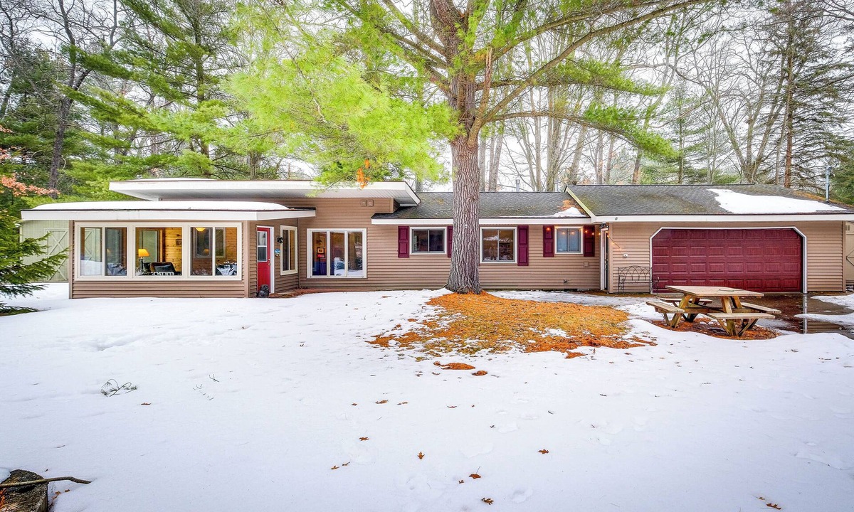 Higgins Lake Cottage | Cozy Cottage w/Sunroom - Walk to Higgins Lake!