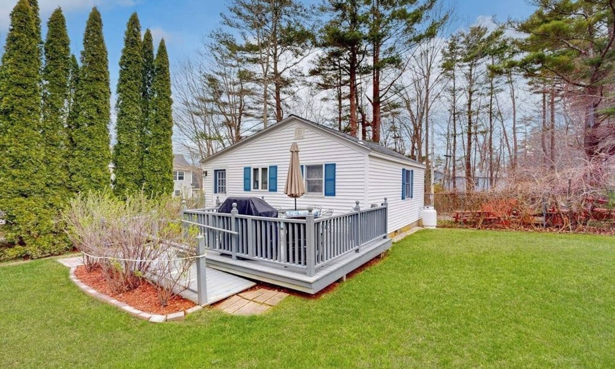 York Beach House | Cozy Cottage with Private Deck - Walk to Short Sands Beach