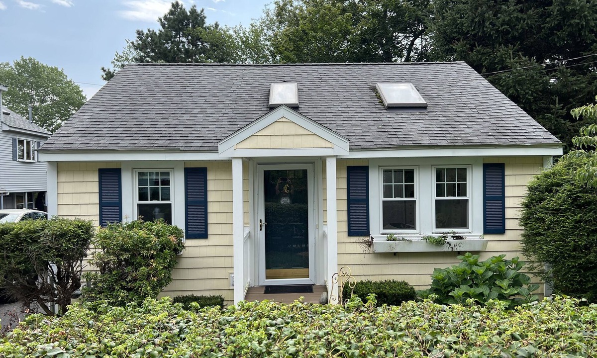 Hampton House | Cozy Cottage Within Walking Distance to Beach