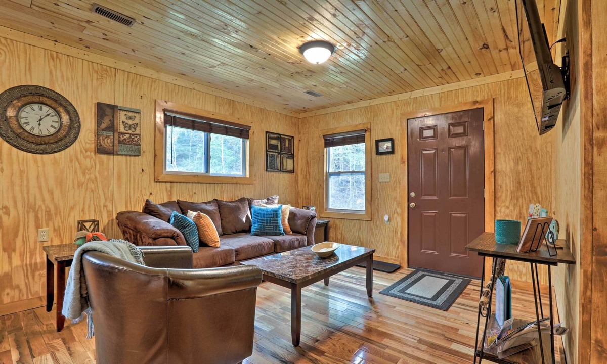 Beattyville Cabin | Cozy Creekside Cabin ~ 24 Mi to Red River!