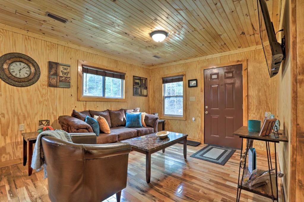 Beattyville House | Cozy Creekside Cabin ~ 24 Mi to Red River!