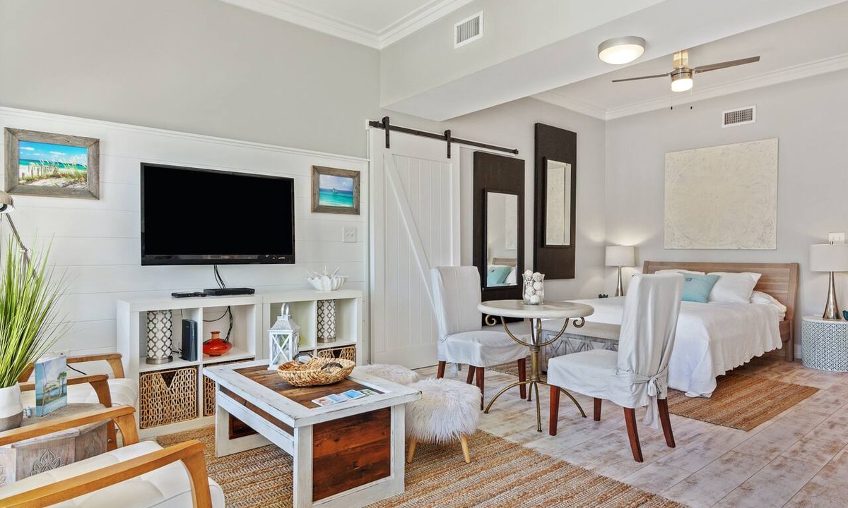 Gulf Place Condo | Cozy Gulf Place Studio | Walk to Beach, Restaurants & Shops