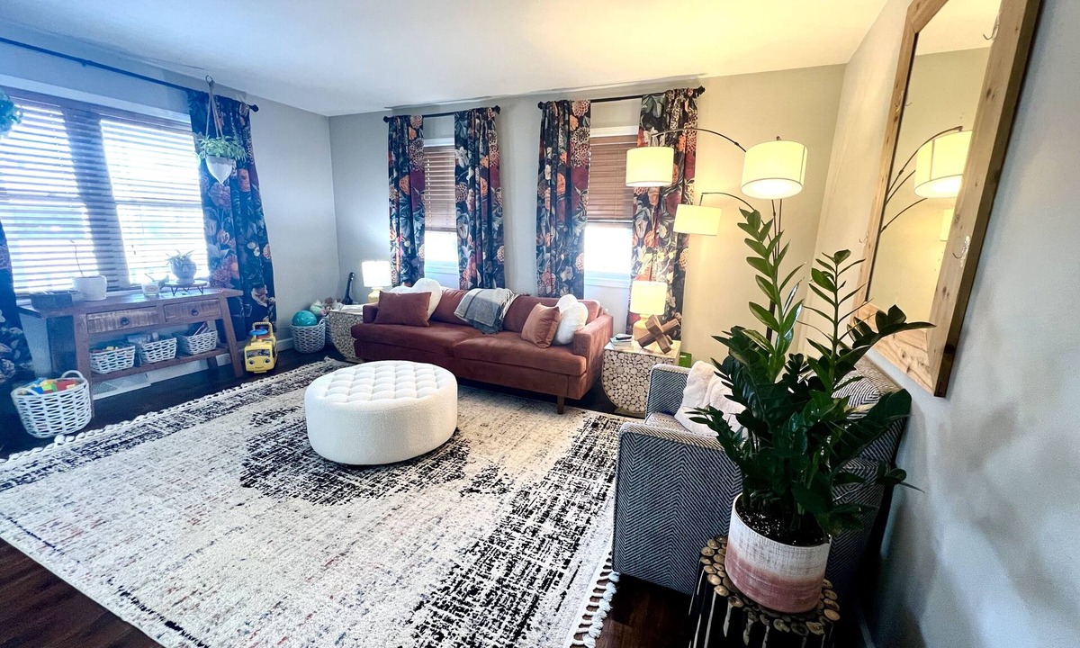 Black Wolf House | Cozy Home a few miles away from EAA & Sea Plane Base