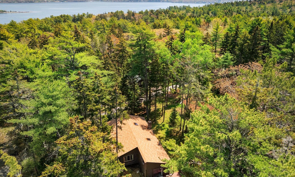 Boothbay Harbor Cabin | Cozy home with serene views, wood-burning fireplace & wifi