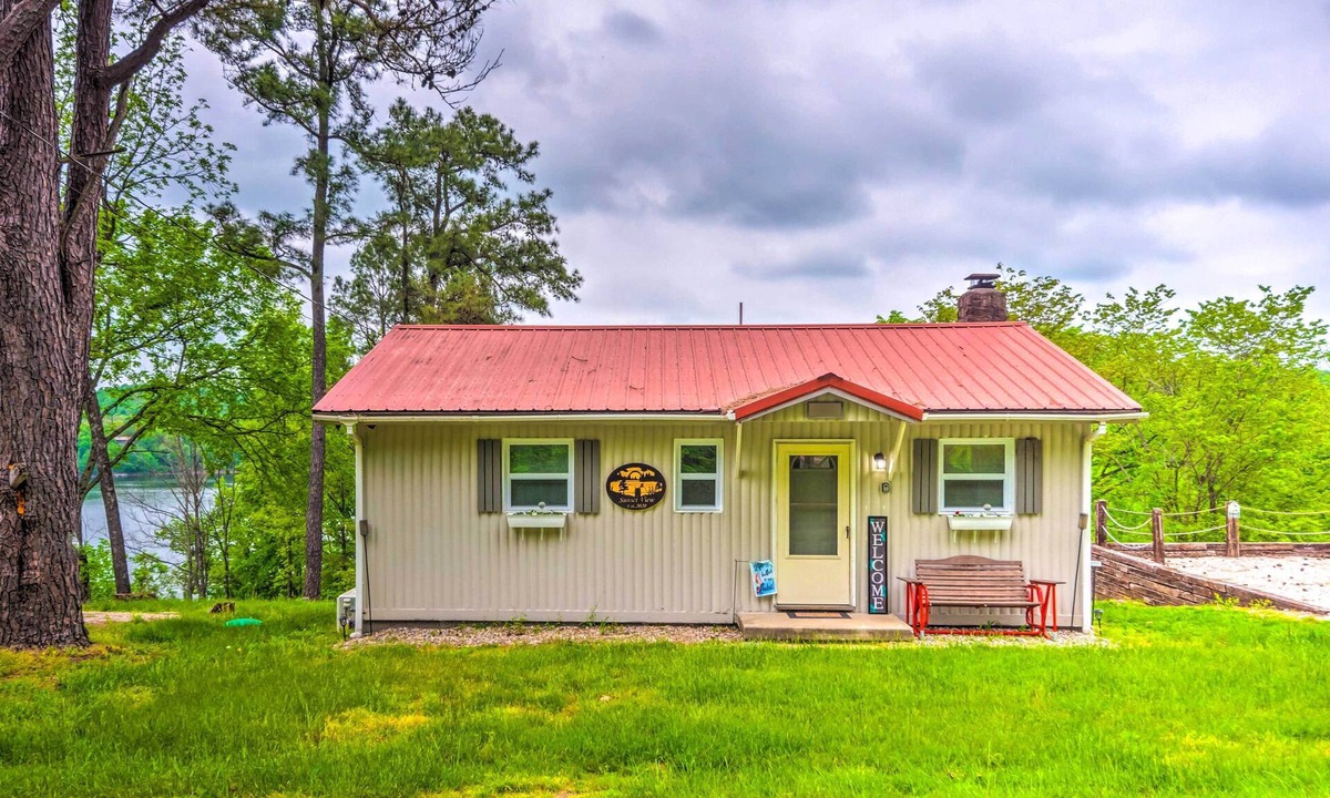 Cub Run Cabin | Cozy Kentucky Cabin w/Sunroom, Yard & Views!