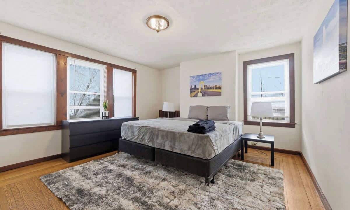 Crafton Apartment | Cozy King Bed Near Downtown & Airport Access