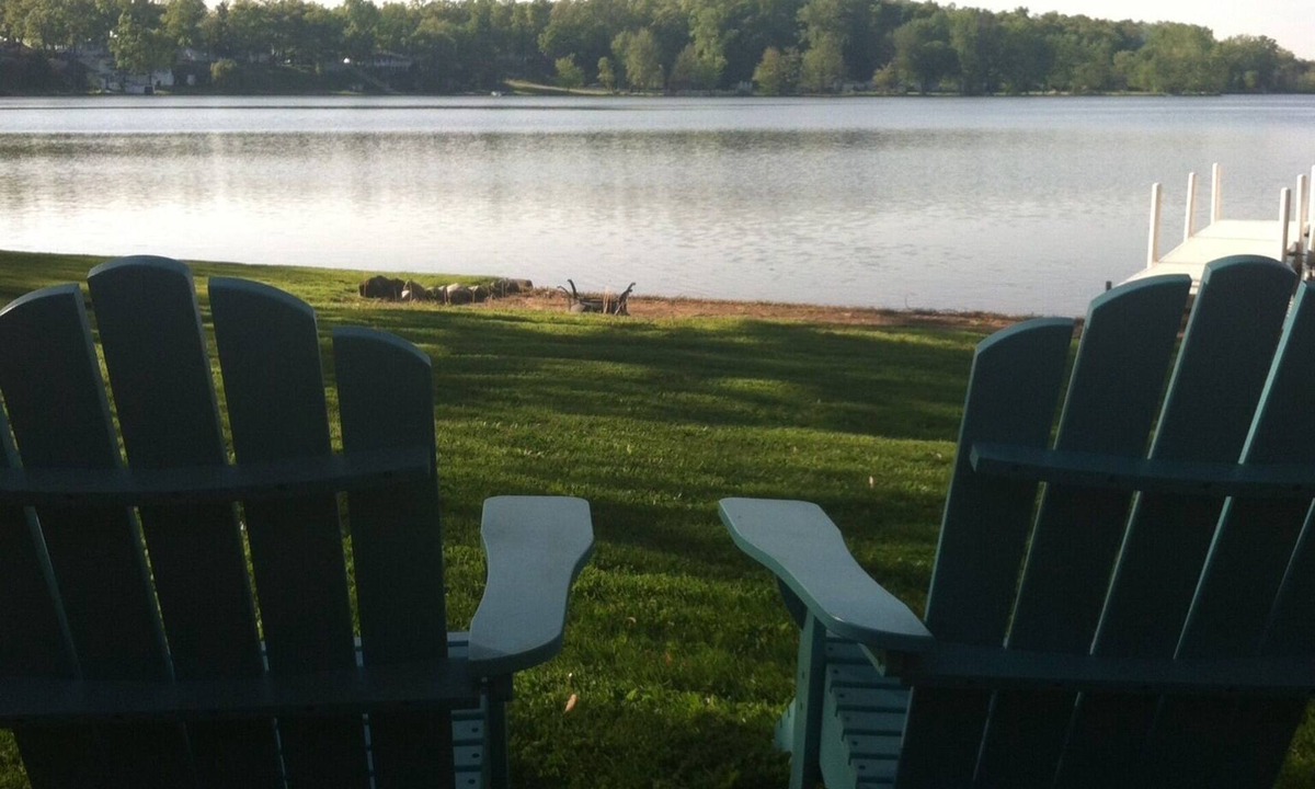 Stroh Cabin | Cozy lake front cabin with WiFi, AC in awesome Angola