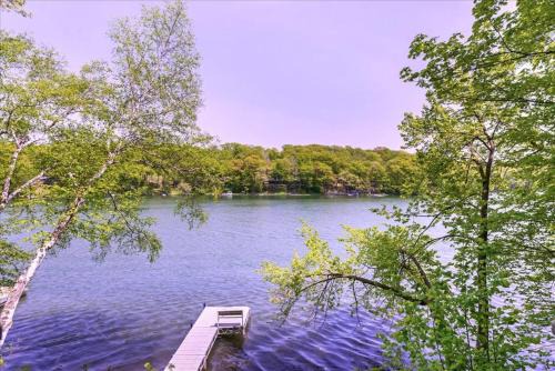 Almelund House | Cozy Lake House with Fireplace, Views, Close to Skiing!