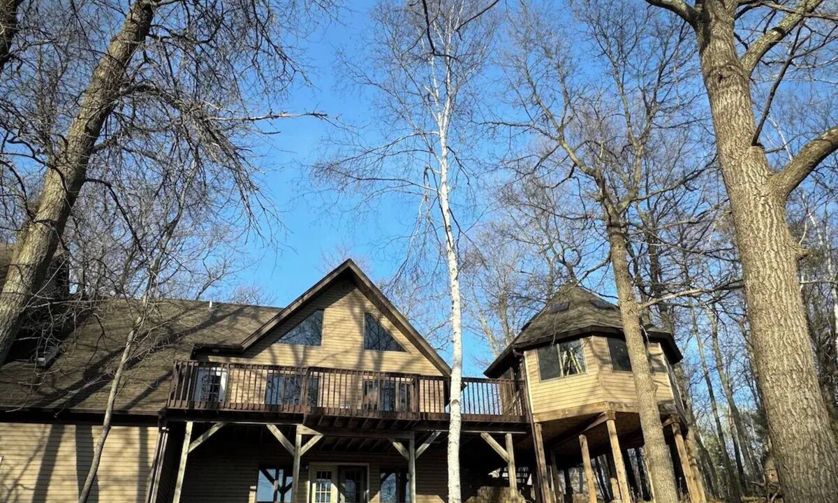 Remer House | Cozy Lakefront Cabin, Hot Tub, Game Room, & Stunning Views