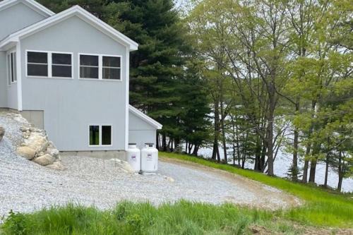 Newcastle House | Cozy Lakefront Cottage with Stunning Views, Deck, BBQ Grill, and Outdoor Firepit