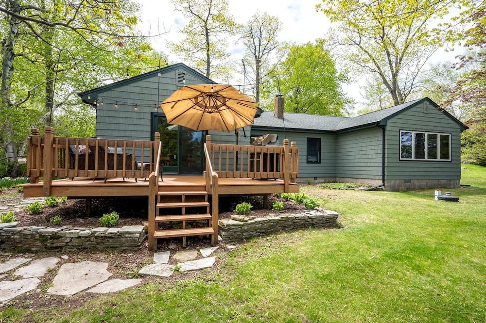 Little Sturgeon House | Cozy Lakefront Retreat | Fire Pit, Pet-Friendly & Scenic Views near Sturgeon Bay, WI