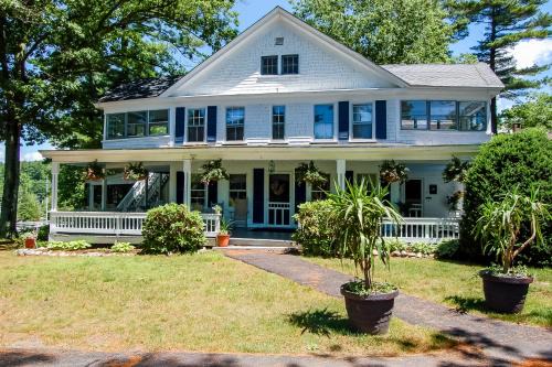 Windham Hotel | Cozy Lakefront Suite