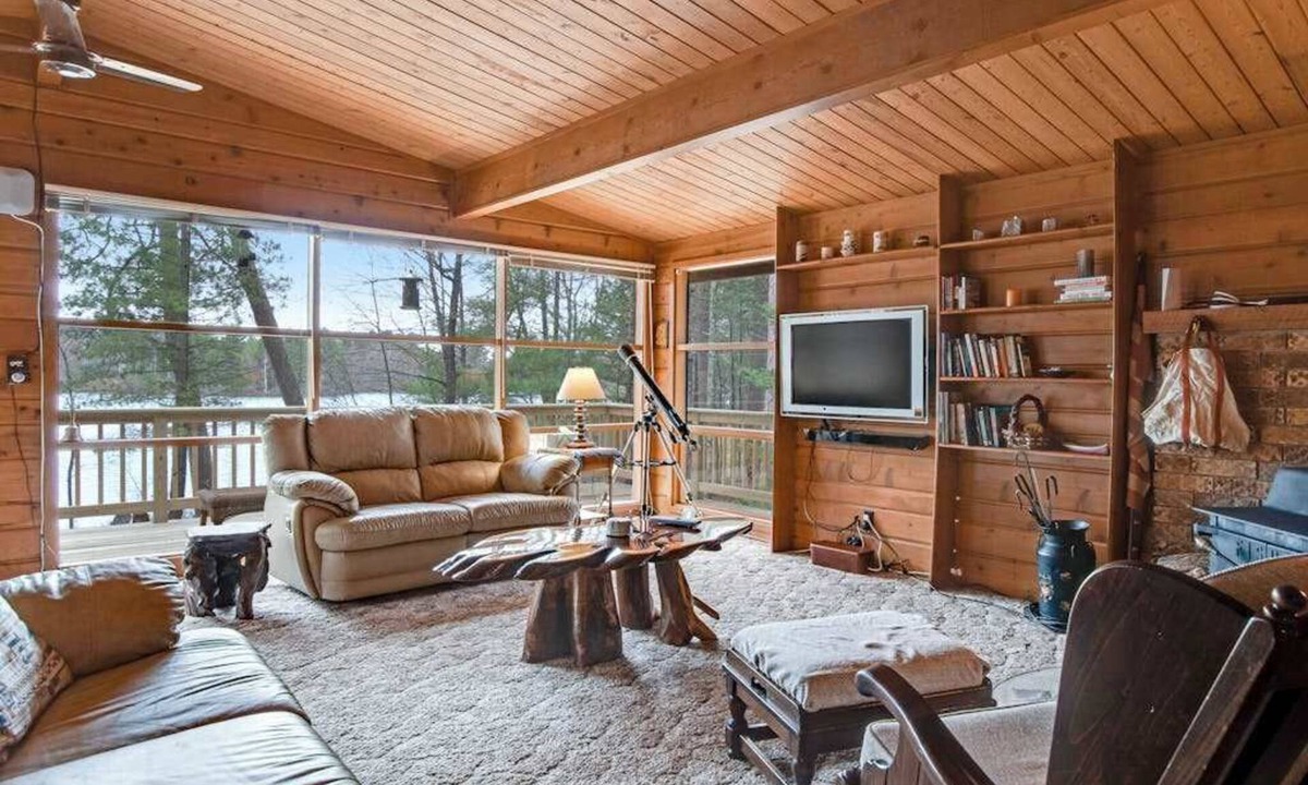 Lac du Flambeau House | Cozy lakefront cabin in the heart of Wisconsin's Northwoods with canoe & kayak