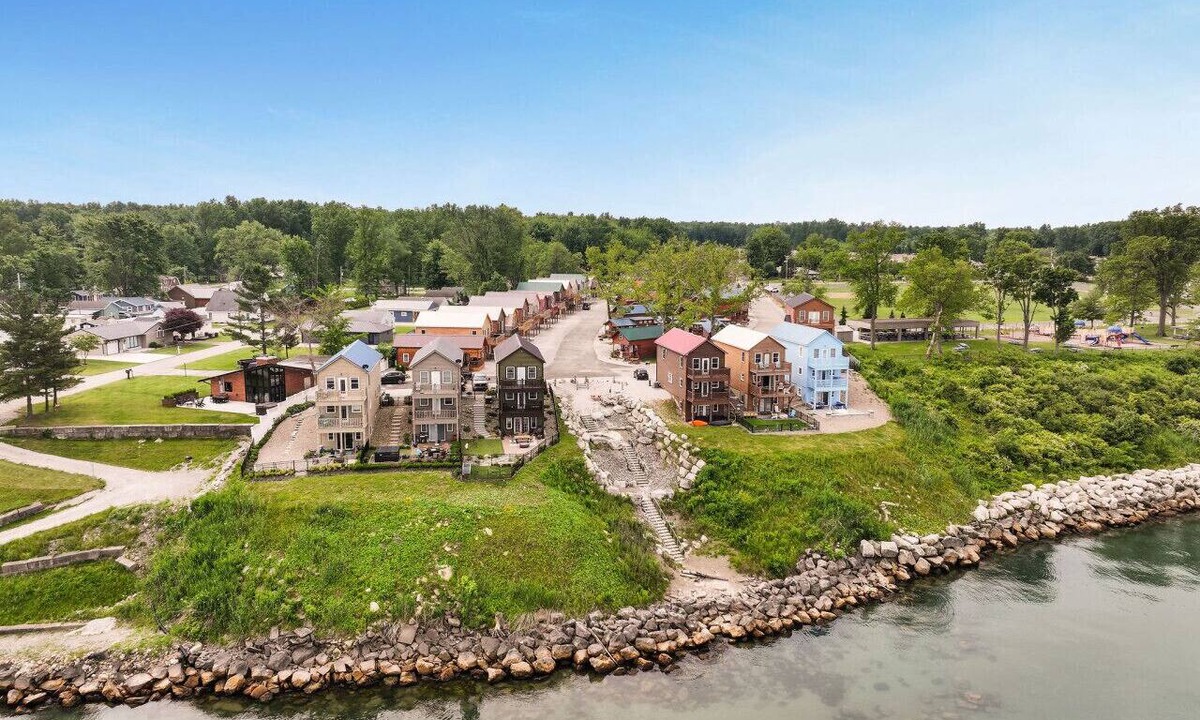 Ashtabula Cabin | Cozy Lakeview Cabin, Pet Friendly, Near Wineries and Geneva-on-the-Lake