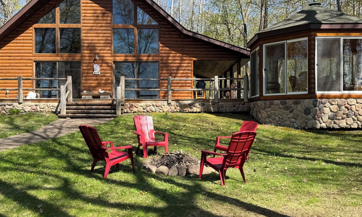 Isle House | Cozy Log Home on 4 private Acres — Just 0.5 miles to Mille Lacs Lake