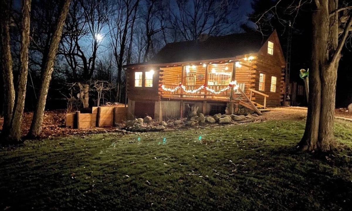 Flora House | Cozy Log Home on a Scenic Alpaca Farm