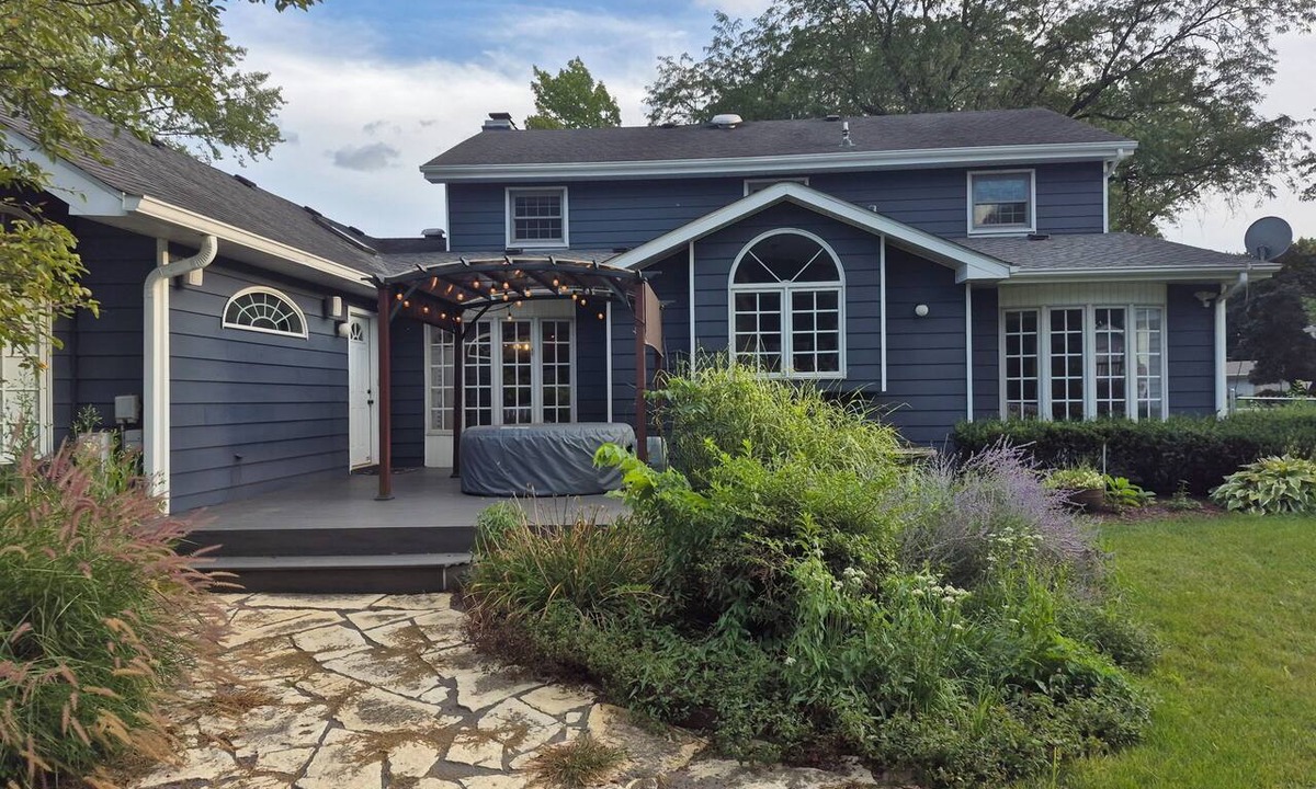 Joliet House | Cozy Mother-in-Law Suite w/Laundry, Kitchenette, Walk-In Closet, and Rain Shower