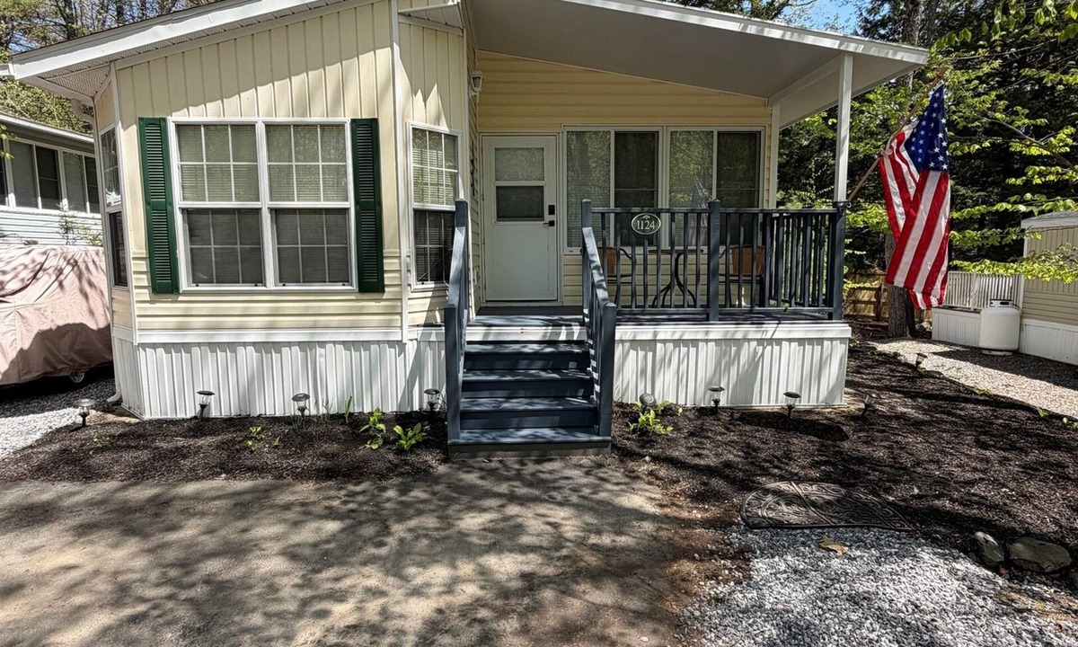 South Casco Cottage | Cozy Point Sebago Cottage