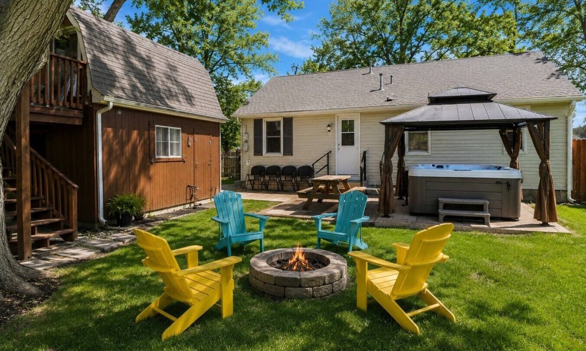 Lacarne House | Cozy Port Clinton Getaway w/Hot Tub