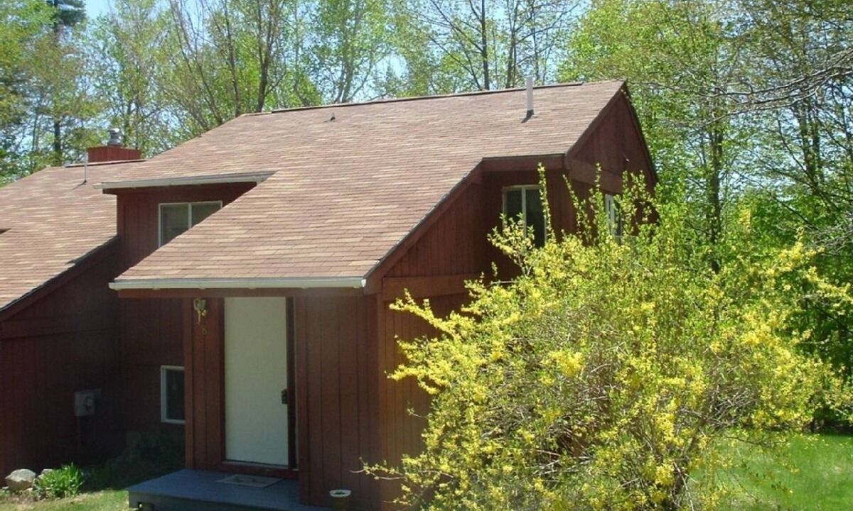 Stoneham Condo | Cozy Retreat, Hot tub, Wireless,Close to Kezar Lake, abuts White Mountains