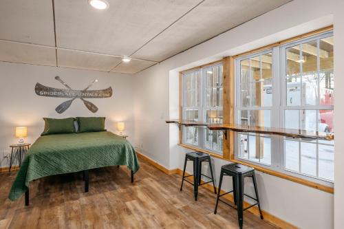 Mayfield House | Cozy Studio-Spider-Beach-Pontoon & Paddle-Near TC!