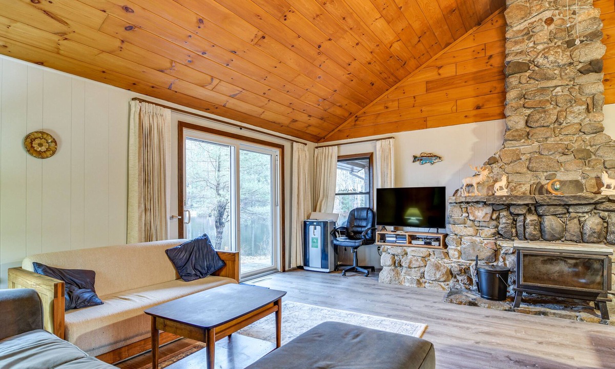 West Poland Cabin | Cozy Thompson Lake Cabin w/Boat Dock & Launch