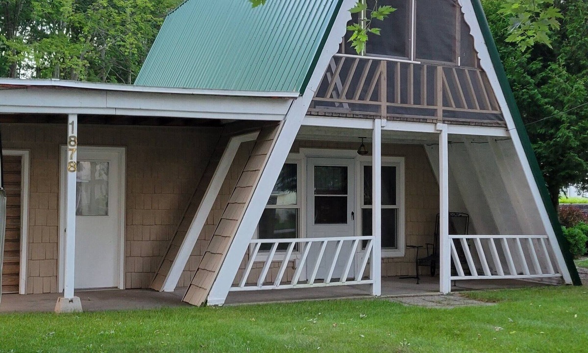 Silver Lake Cottage | Cozy & updated with all the amentities, fabulous location to dune & lake access