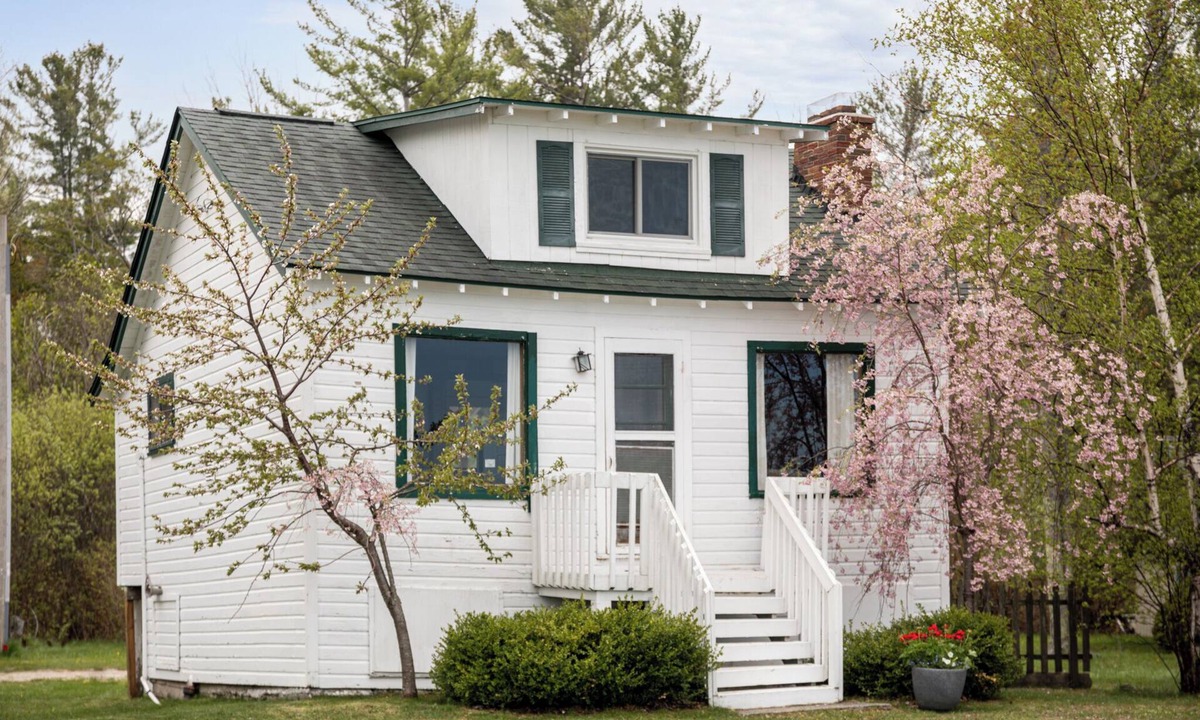 Glen Arbor Cottage | Cozy Waterfront Cottage w/Kayaks on Big Glen Lake!