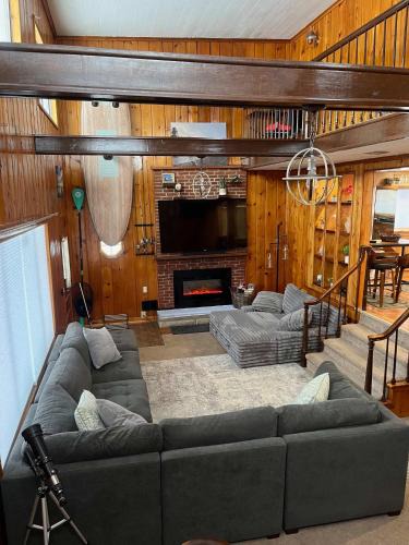 Beaverton House | Cozy Waterfront Cottage