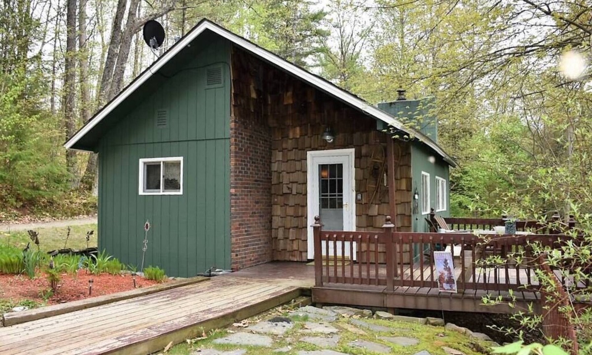 Gilman House | Cozy White Mountain Cabin w/Hot Tub & Fireplace.