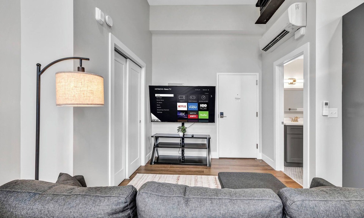 Cleveland Apartment | CozyStudio+65"TV+8Min from DT CLE