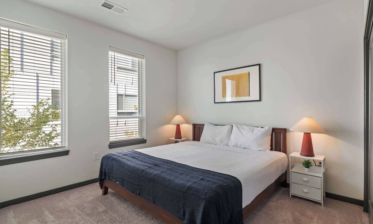 Indianapolis Apartment | CozySuites Ayr | parking, pool, gym #03