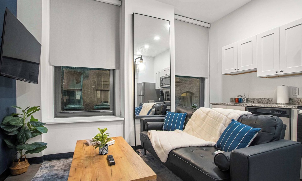 Cultural District Apartment | CozySuites Stunning 1BR in Downtown Pitts 39