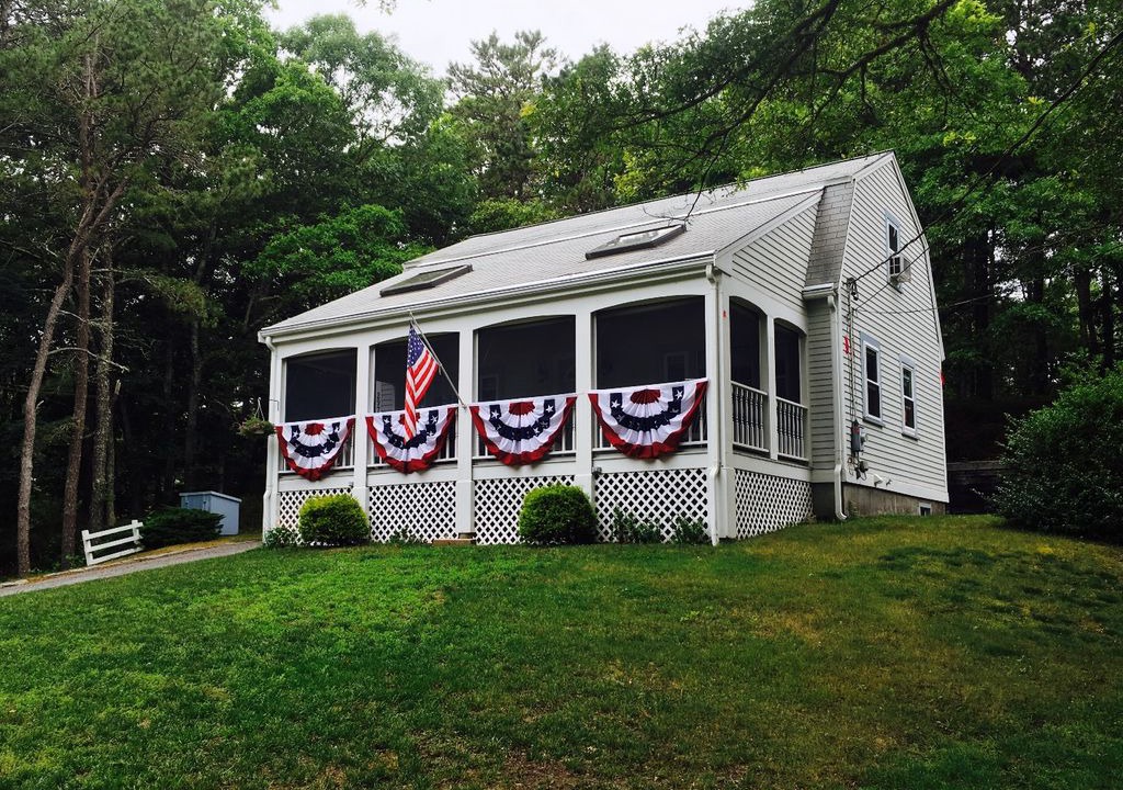 West Hyannisport House | Craigville Cottage - Pet Friendly! Craigville Village-A/C-WiFi! Sleeps 8-Walk to Beach