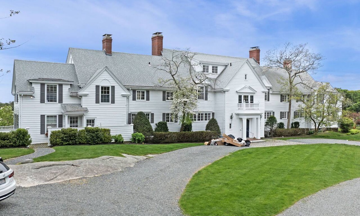 Gloucester House | Cranberry Hill l 9 BR 22 Acre Estate l Sleeps 22