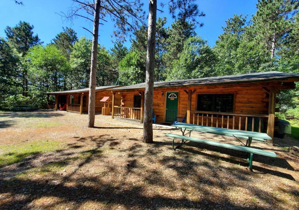 Montello Hotel | Crossroads motel & cabins