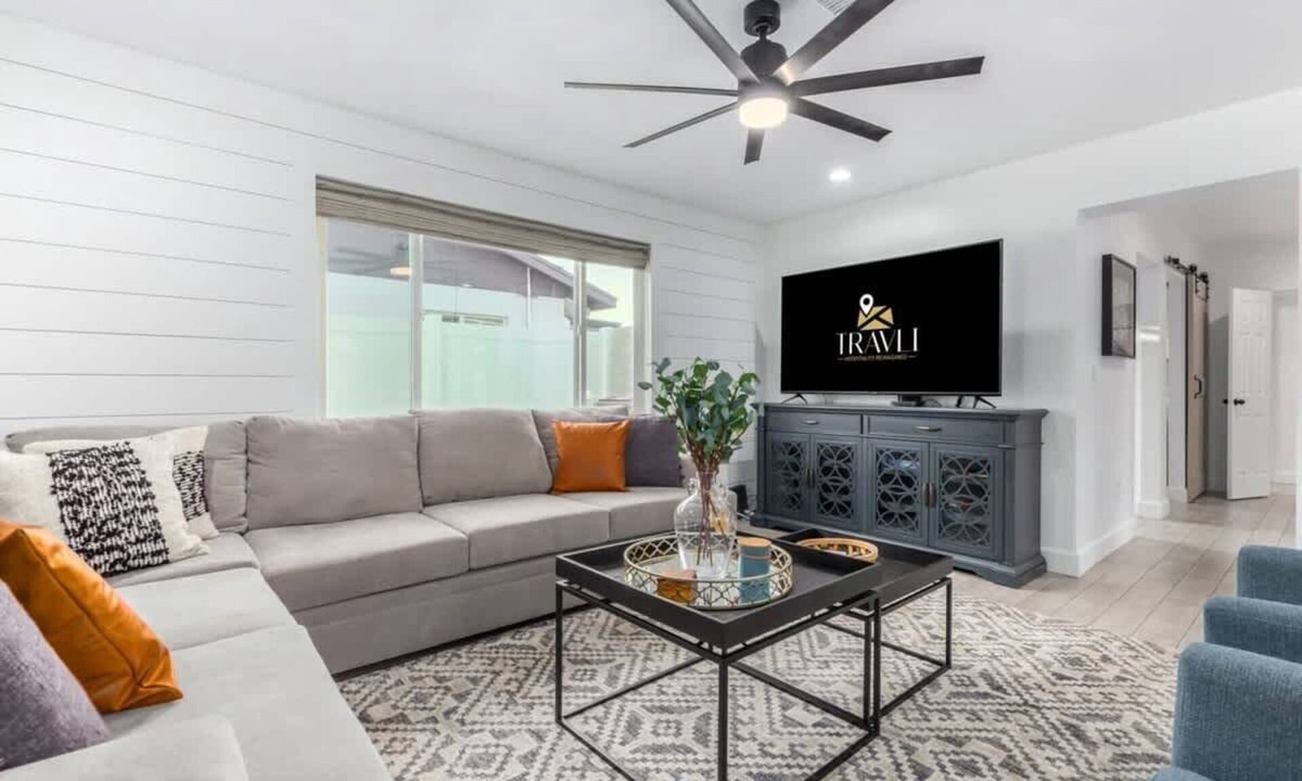 South Scottsdale House | Crown Azul | Dual Primarys | 3 Showers | Hottub