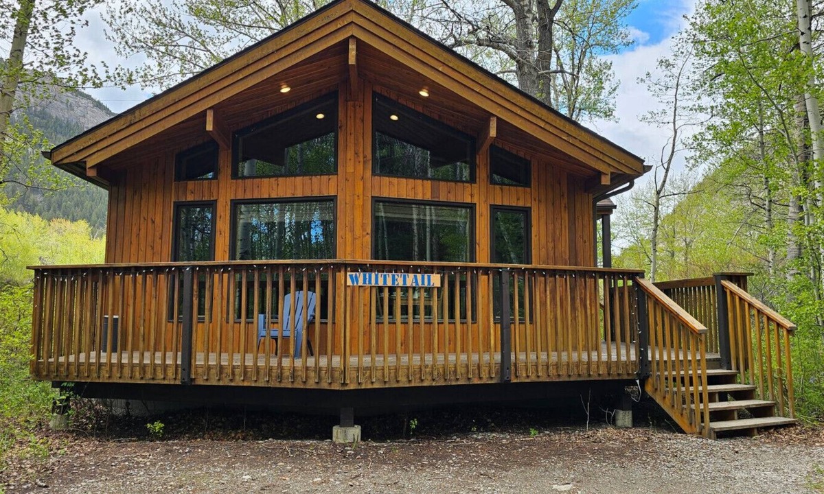 Crowsnest Pass Cabin | Crowsnest River Chalet - Whitetail