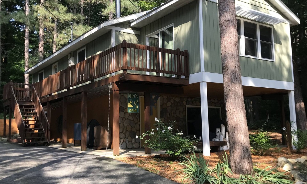 Thompsonville Cabin | Crystal Mountain Cabin - a short distance from the ski lifts and golf course