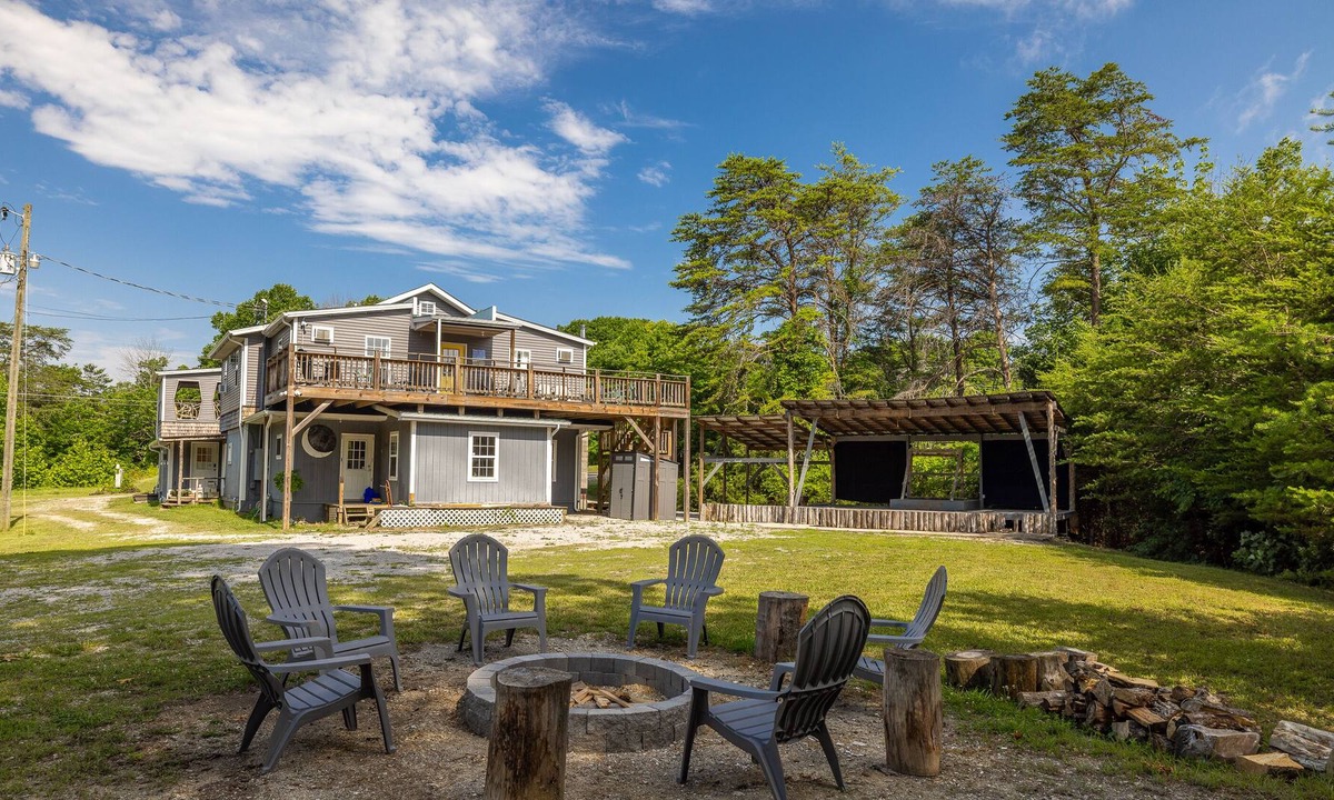 Monticello House | Cumberland Belle Lakehouse - 5 Bedroom, 5 Bath, 10 Bed + more space available