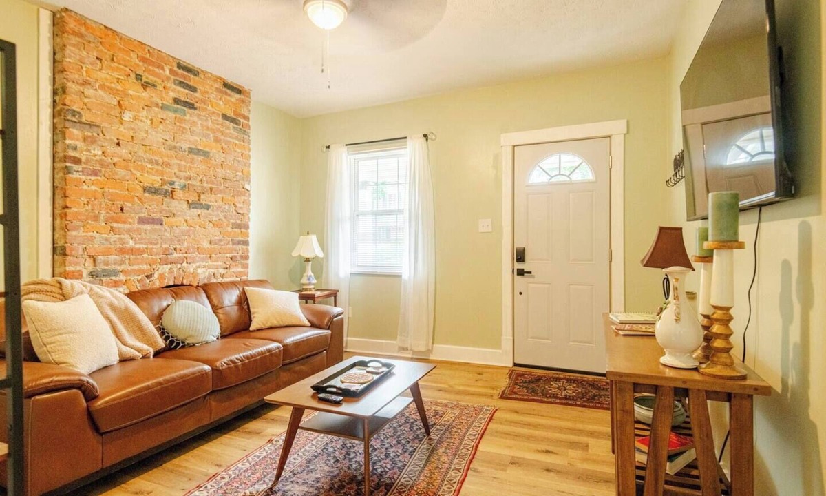 Columbus House | Cute Columbus Bungalow/7 min from Downtown! Great for Workers & Mid Term Stays