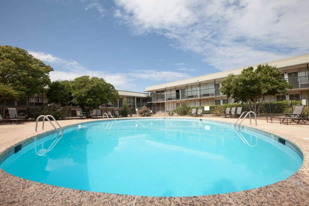 Clinton Hotel | Days Inn by Wyndham Clinton