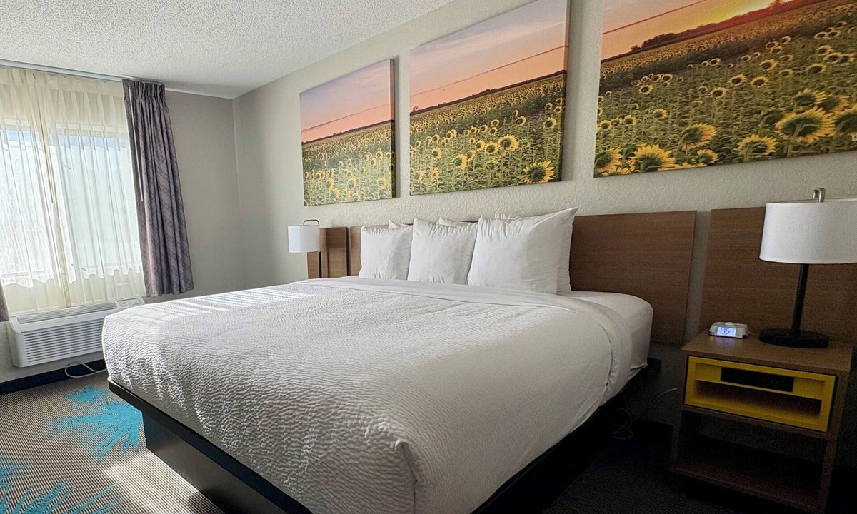 Pinnacles Entrance Badlands Hotel | Days Inn by Wyndham Wall