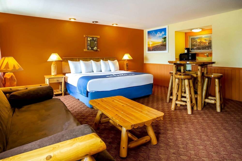 Stevens Point Hotel | Days Inn & Suites by Wyndham Stevens Point