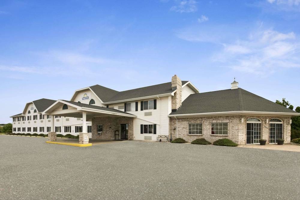 Kaukauna Hotel | Days Inn & Suites by Wyndham Kaukauna WI