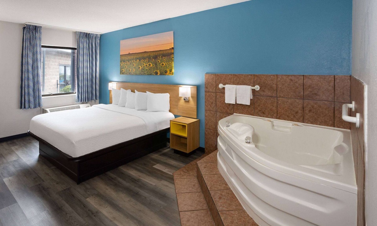 Indianapolis Hotel | Days Inn & Suites by Wyndham Northwest Indianapolis